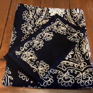 Embroidered tea/ cocktail table cloth and 4 napkins